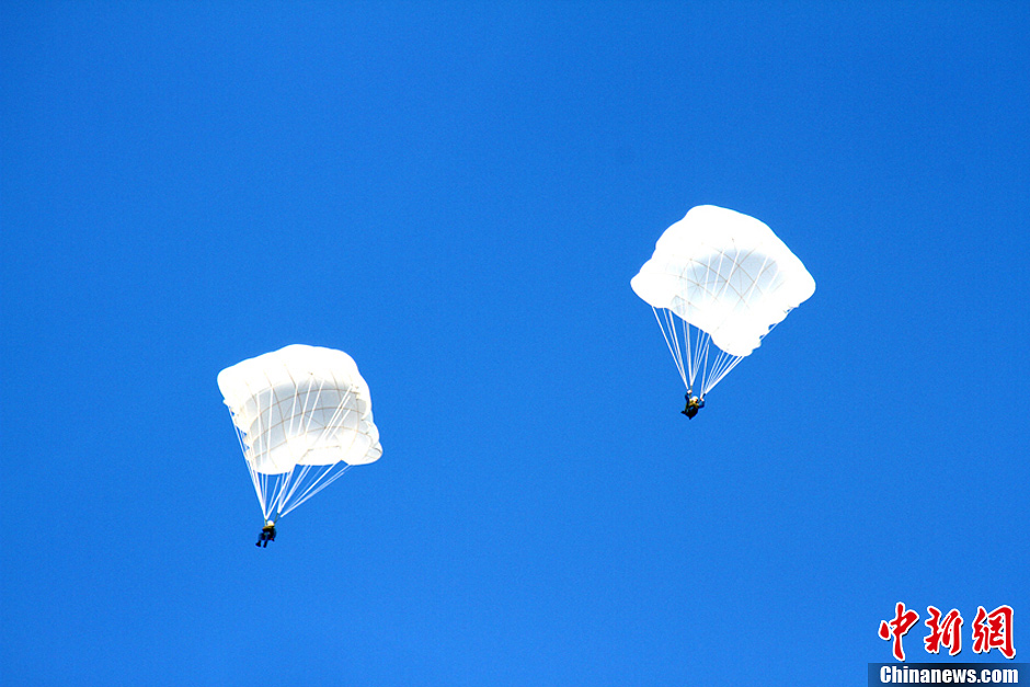 中國空軍新一批殲擊機(jī)飛行學(xué)員完成首次空中跳傘