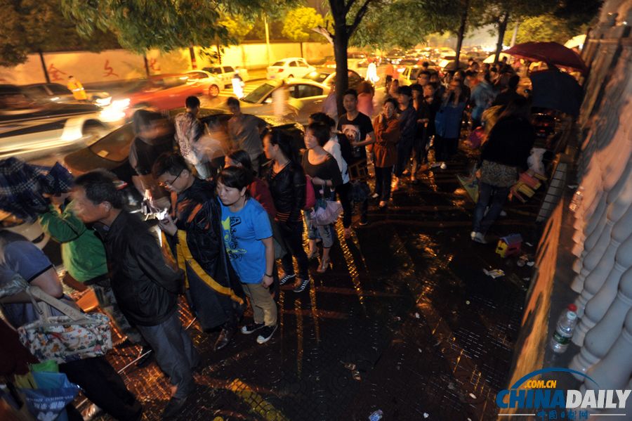 湖南長沙市：200家長雨中排隊(duì)取號報(bào)名校