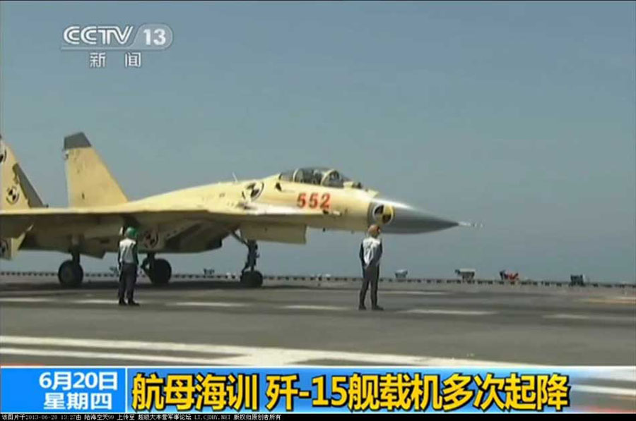 我航母出海試驗訓(xùn)練25天后返港 殲—15完成首次駐艦飛行