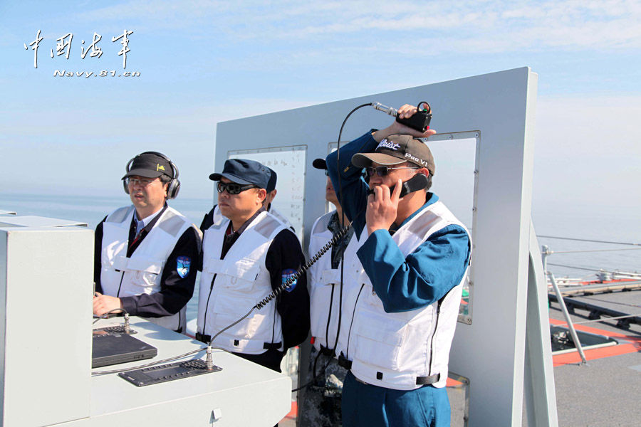 我航母出海試驗訓練25天后返港 殲—15完成首次駐艦飛行