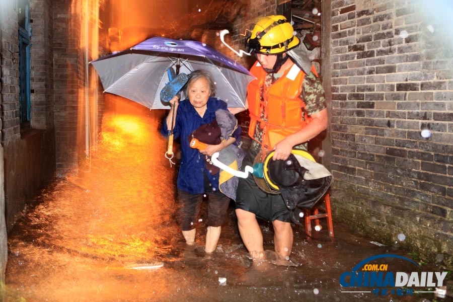 中國日報聚焦全國各地頻現暴雨