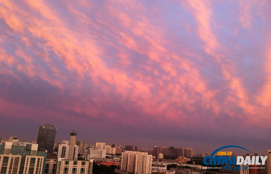 暴雨過(guò)后 火燒云照耀京城上空