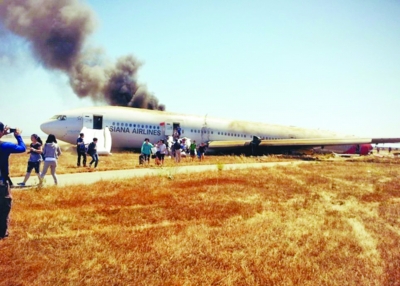 韓亞航空客機(jī)在美失事 女乘客拖行李逃生引爭議