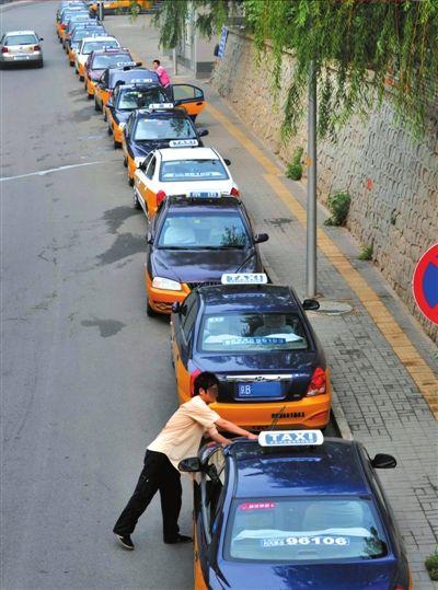 北京出租車調價后打車難暫緩解 黑車價格跟漲