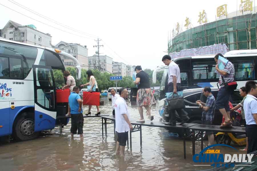 武漢遭遇暴雨 市區(qū)多處積水