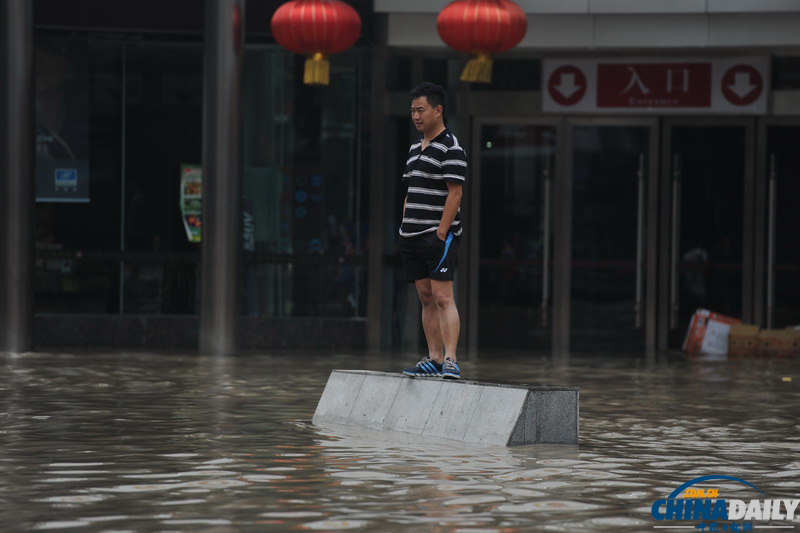 中國(guó)日?qǐng)?bào)聚焦四川暴雨天氣