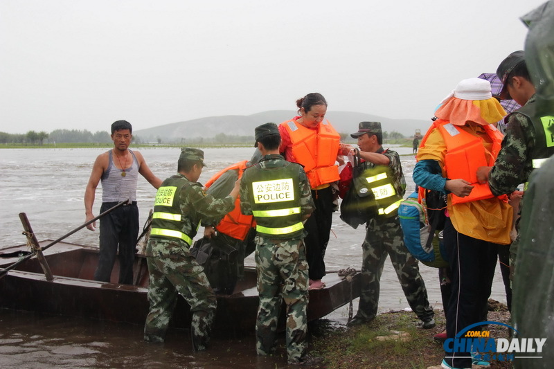 呼倫貝爾遇強(qiáng)降雨 武警成功解救50余名被困者