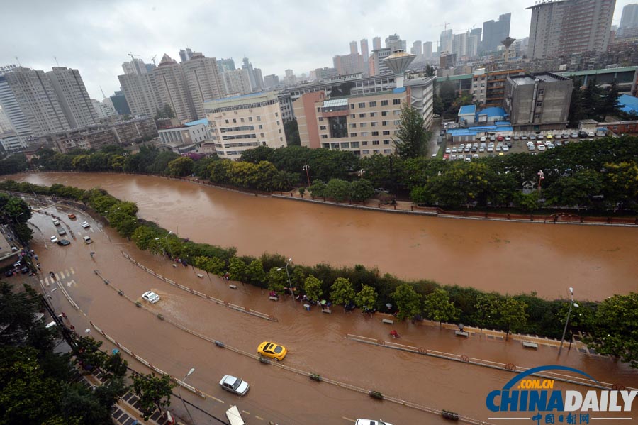 昆明遭暴雨侵襲 街頭積水嚴重交通癱瘓
