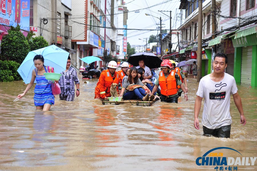 昆明遭暴雨侵襲 街頭積水嚴重交通癱瘓