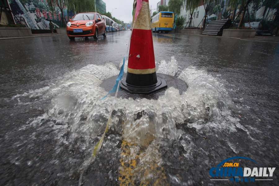高清組圖：強(qiáng)降雨襲濟(jì)南 城區(qū)部分路段積水嚴(yán)重