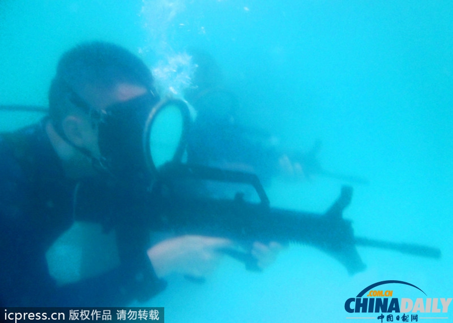 成都軍區(qū)戰(zhàn)士舉行水下演習(xí) 陌生水域磨利劍
