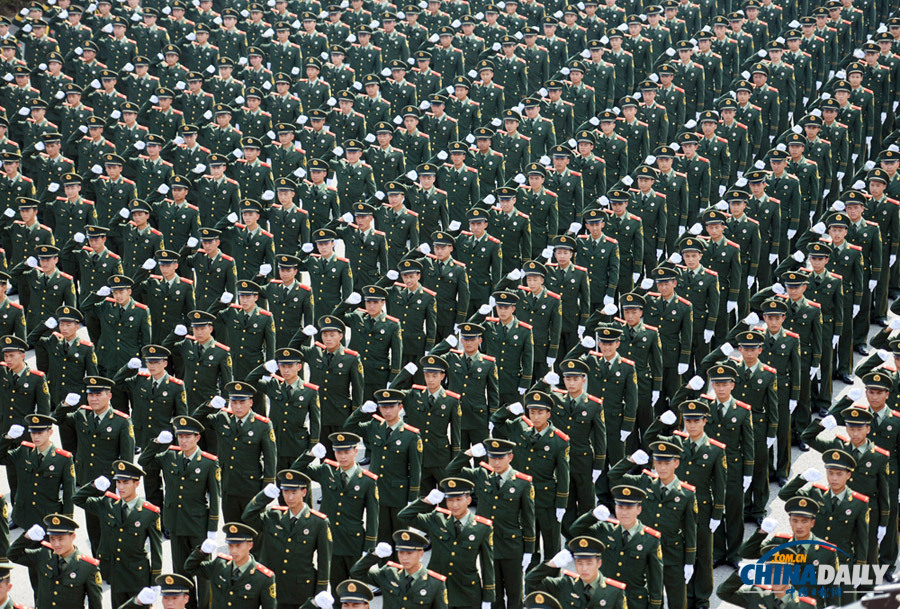 南京：千名武警官兵誓師“護(hù)航”亞青會