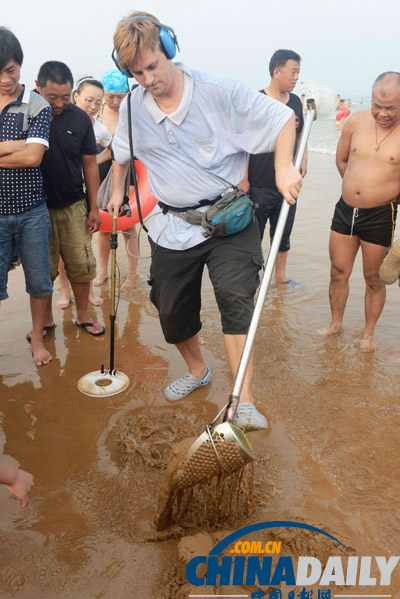 山東青島:外國友人義務(wù)清理沙灘廢舊金屬