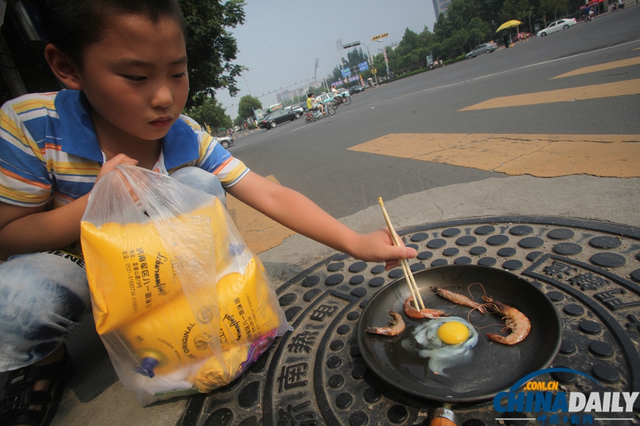 濟南市民馬路煎雞蛋體驗高溫