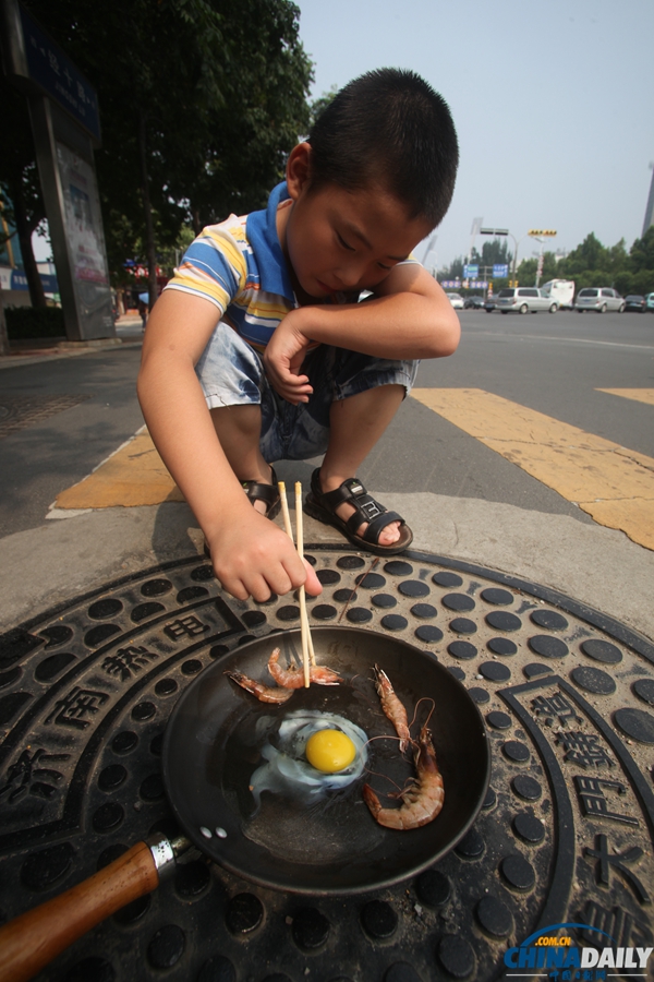濟南市民馬路煎雞蛋體驗高溫