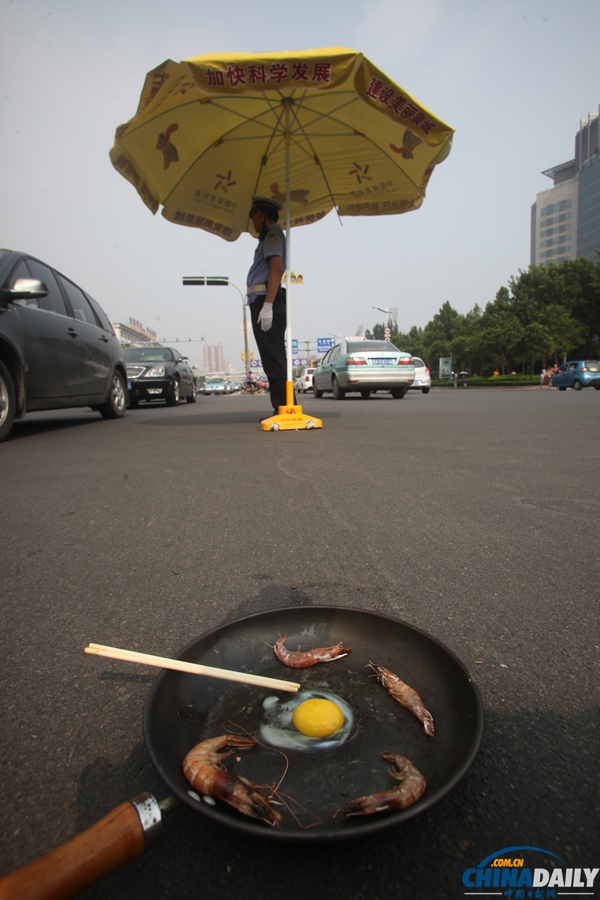 濟南市民馬路煎雞蛋體驗高溫