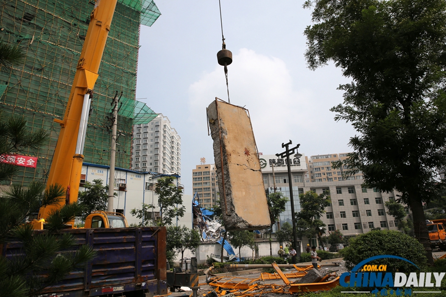 西安：突發(fā)暴風(fēng)雨天氣 塔吊倒塌砸中板房4人亡