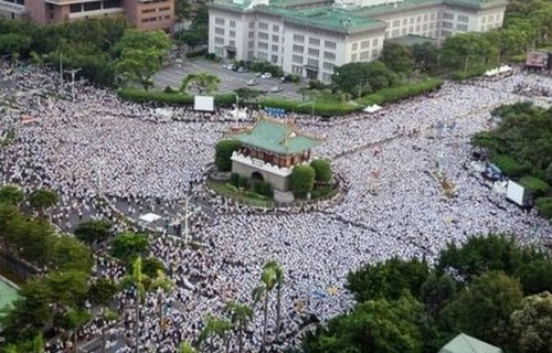 馬英九再為被虐死士兵上香 允諾軍中改革(圖)