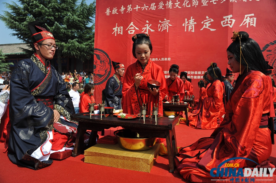 山西永濟(jì)：“愛(ài)情圣地”普救寺“七夕節(jié)”上演漢式婚禮