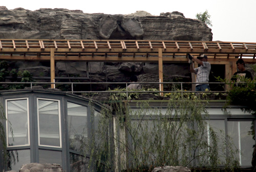 人濟山莊頂層違法別墅開始拆除 職能部門現(xiàn)場監(jiān)督