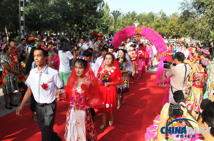 馬車集體婚禮亮相新疆吐魯番