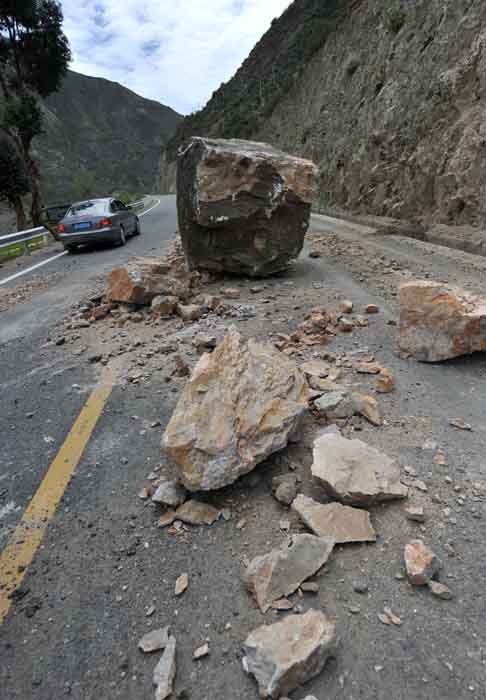 高清：川滇交界發(fā)生5.1級地震 迪慶消防官兵徒步挺進(jìn)災(zāi)區(qū)救援
