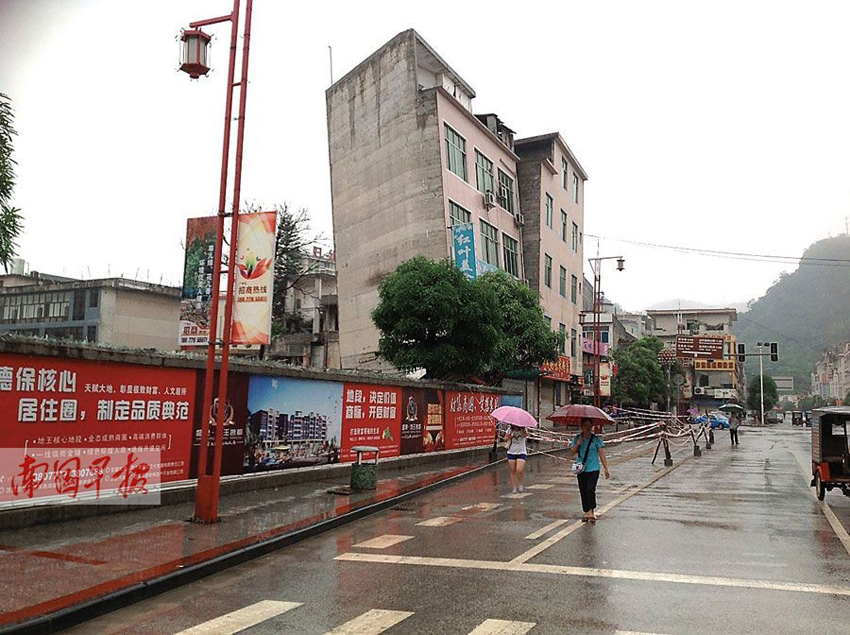 廣西“樓歪歪”歷經(jīng)數(shù)月傾斜最終倒塌（組圖）
