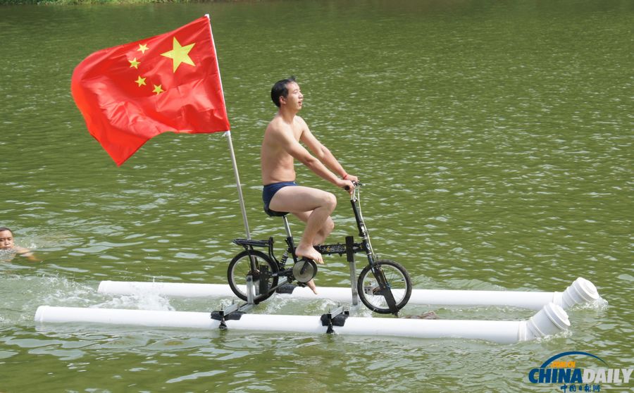 貴州鎮寧：退休公務員造出“水上自行車”