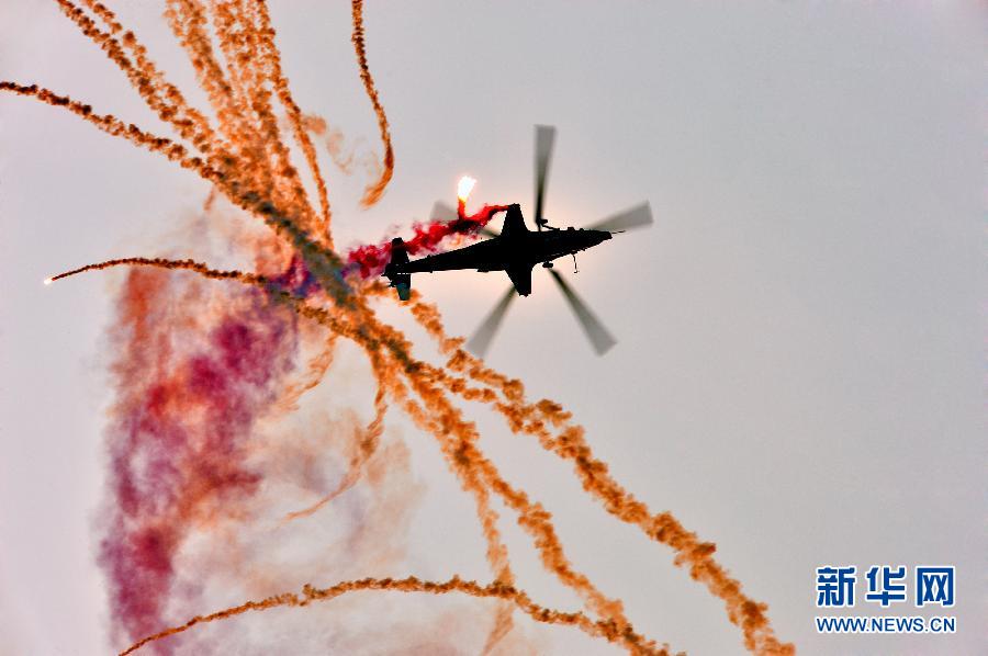 解放軍陸航部隊“風(fēng)雷”飛行表演隊全家福曝光
