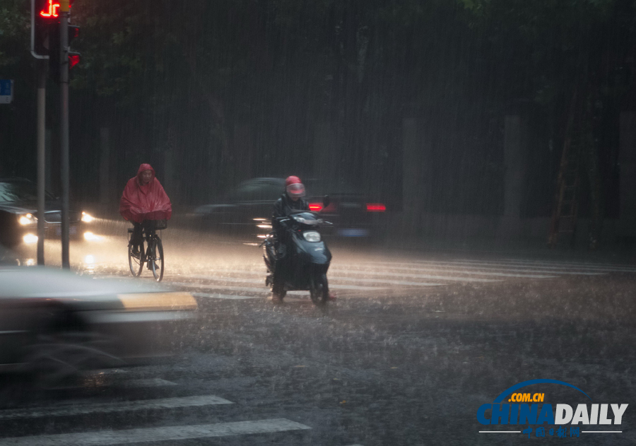 滬發布3年來首個暴雨紅色預警 浦東雨量達120mm
