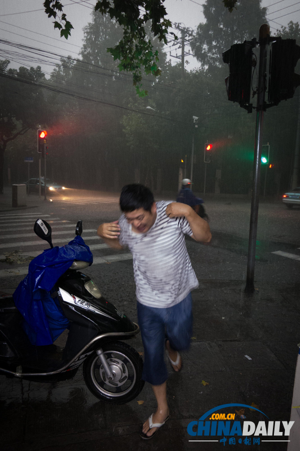 滬發(fā)布3年來(lái)首個(gè)暴雨紅色預(yù)警 浦東雨量達(dá)120mm