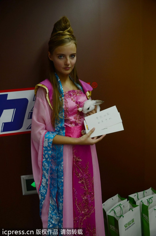 上海：外國(guó)美女玩穿越扮嫦娥 求與路人共度中秋良宵