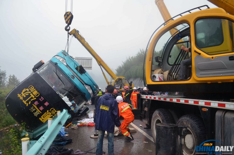 滬昆高速貴州凱里段大客車(chē)側(cè)翻致2死43傷