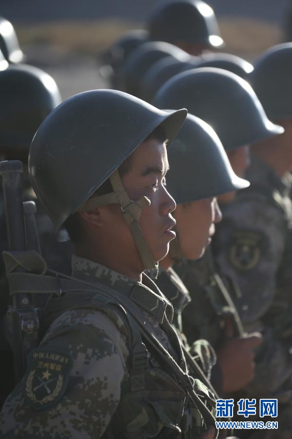 直擊解放軍萬人千車陸空協(xié)同高原大對(duì)抗