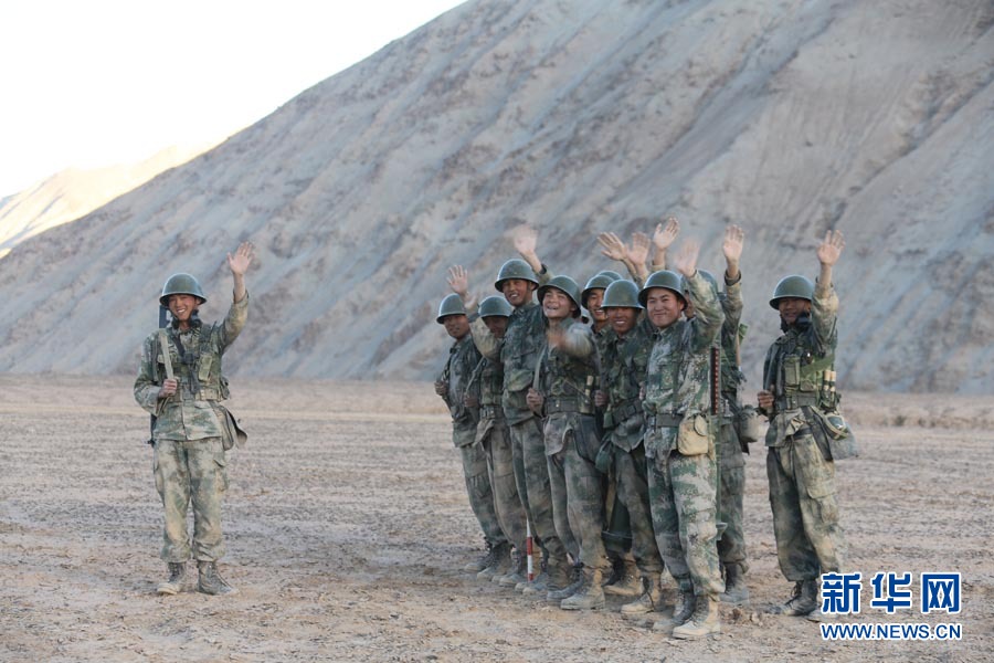 直擊解放軍萬(wàn)人千車(chē)陸空協(xié)同高原大對(duì)抗