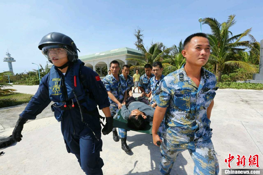 中國(guó)海軍西沙搜救遇險(xiǎn)漁民畫面曝光