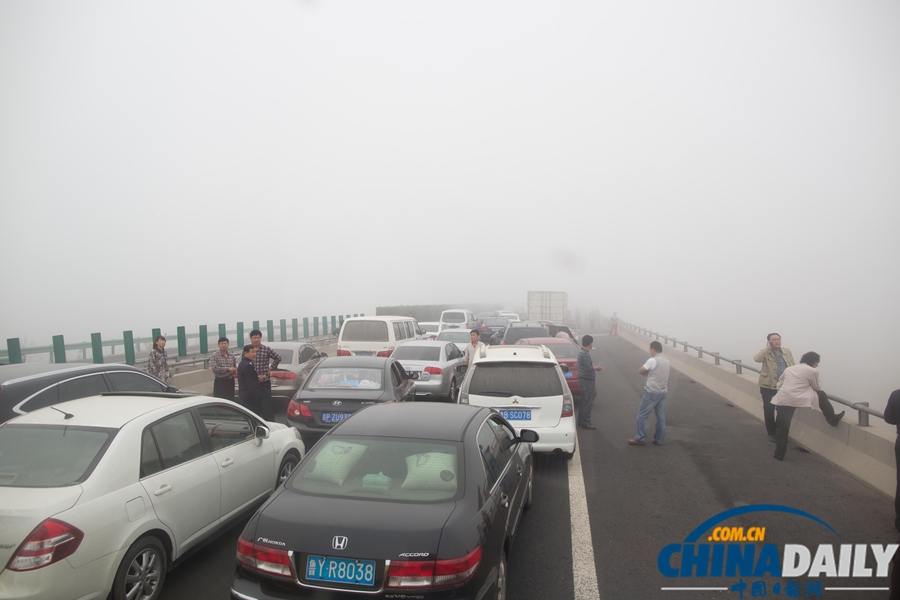 榮烏高速山東省濰坊段因大霧發(fā)生車禍