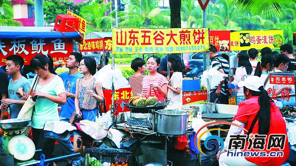 小吃圍堵海南大學門口 占道擺攤經營現象嚴重