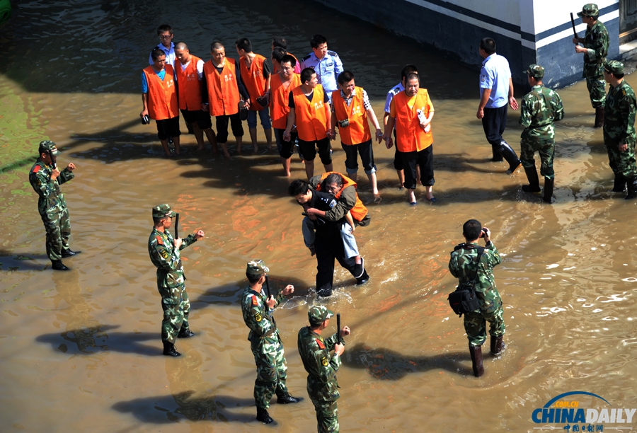 浙江余姚：洪水中 在押人員安全大轉移