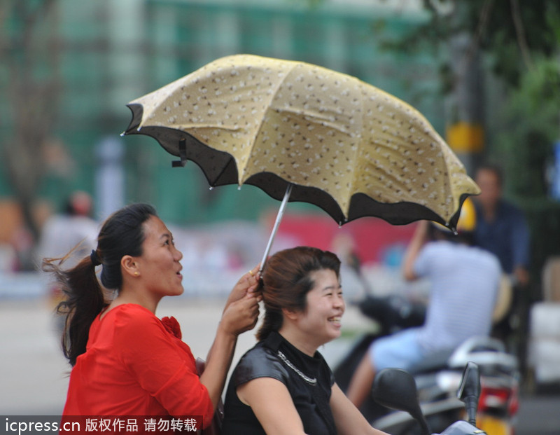 臺風“百合”逼近海南 瓊海市民躲雨避風各有高招