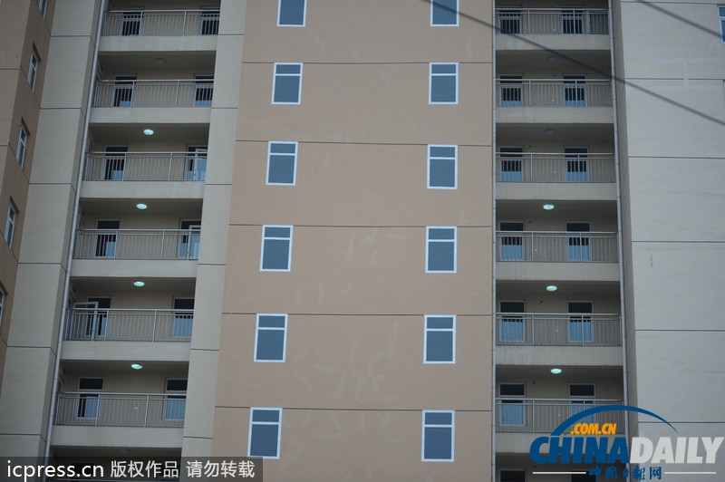 青島一經適房小區墻體上畫假窗 遭網友調侃“神筆馬良”