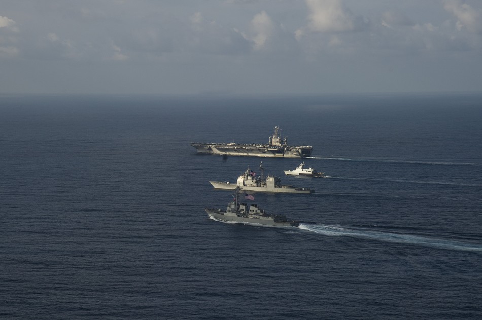 美海軍航母編隊在中國南海訓(xùn)練演習(xí)