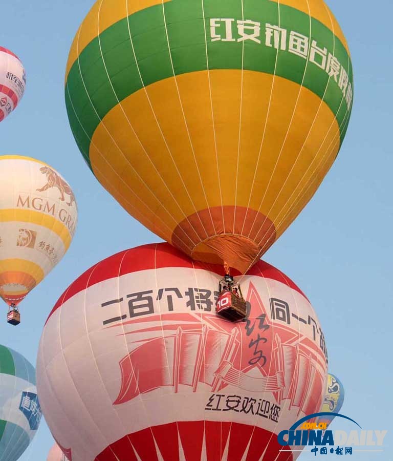 全國熱氣球精英賽紅安上演尖峰時(shí)刻 “功夫熊貓”吸引眼球