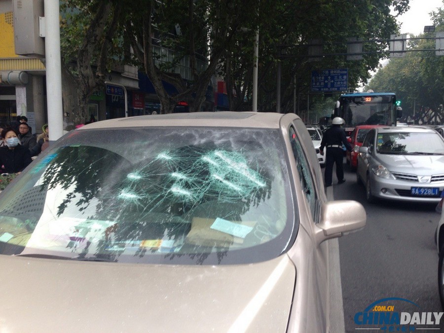 南京一男子疑涉毒駕車(chē)狂飆撞傷交警