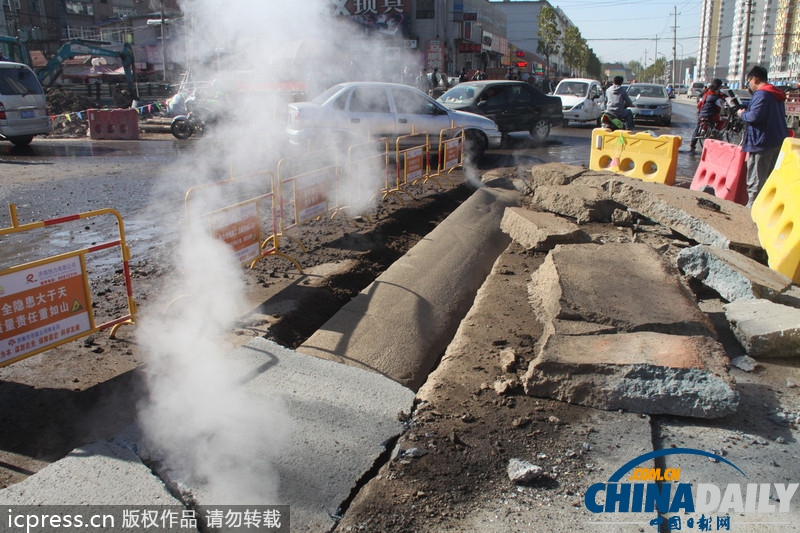 濟南地下管道爆炸掀翻路面 3人受傷