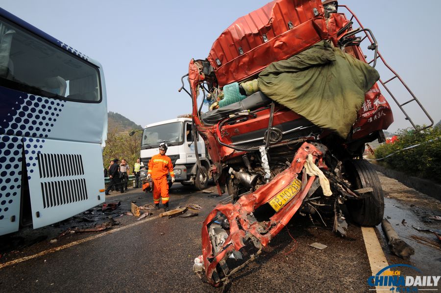 滬昆高速貴州境內(nèi)12車(chē)連環(huán)相撞 多人死傷