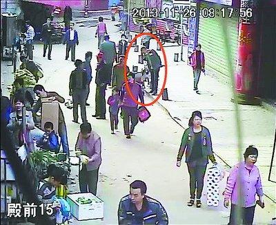 男子拿書掩護行竊 被便衣民警“找茬”露馬腳(圖)