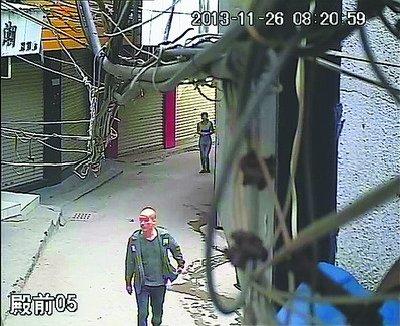 男子拿書掩護行竊 被便衣民警“找茬”露馬腳(圖)