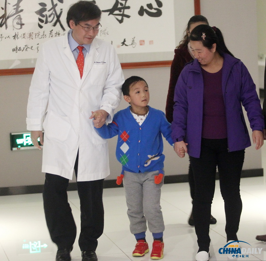 山西被挖眼男童在深圳康復(fù)出院并返回老家