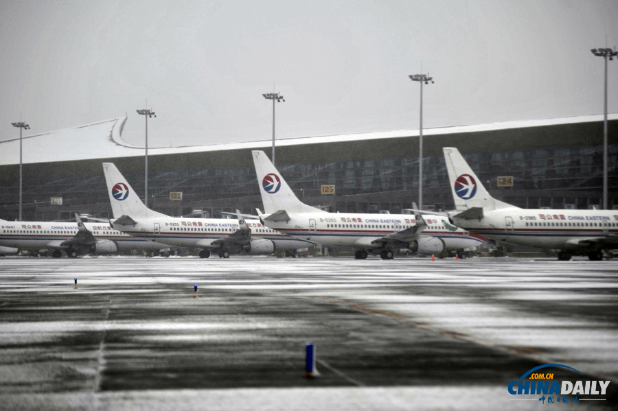 昆明機場一名因大雪滯留旅客暈倒 緊急送醫救治